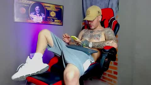 Snapshot of daniel_tattooed_smoker chatting on February 10, 8:53 am DANIEL online show from February 10, 8:53 am
