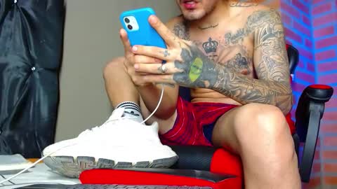 Snapshot of daniel_tattooed_smoker chatting on February 25, 12:47 am DANIEL online show from February 25, 12:47 am