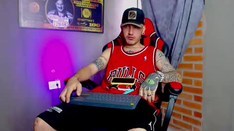 Snapshot of daniel_tattooed_smoker chatting on February 8, 12:28 pm DANIEL online show from February 8, 12:28 pm