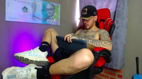 Snapshot of daniel_tattooed_smoker chatting on March 2, 7:02 pm DANIEL online show from March 2, 7:02 pm