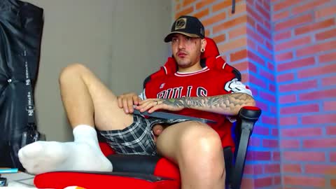 Snapshot of daniel_tattooed_smoker chatting on February 23, 1:57 am DANIEL online show from February 23, 1:57 am