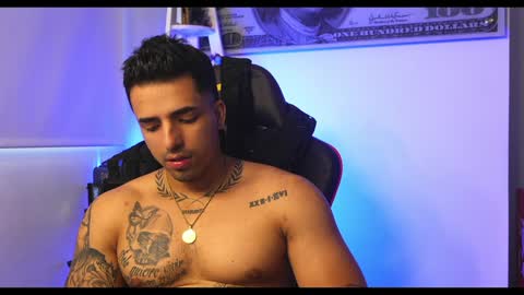 Darius Phoenix  online show from February 3, 9:29 pm