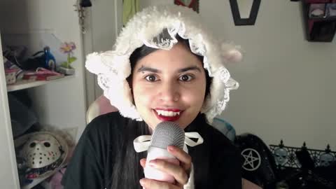 Snapshot of dark_angel_66 chatting on December 4, 4:48 am Moony online show from December 4, 4:48 am