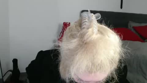 Snapshot of deewhitee chatting on December 18, 6:14 pm Jenna online show from December 18, 6:14 pm