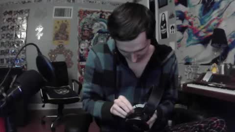 Snapshot of derekdings chatting on February 25, 11:43 am derekdings online show from February 25, 11:43 am