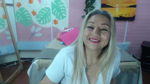 Snapshot of desire_latin chatting on September 19, 5:38 pm VALERIA online show from September 19, 5:38 pm