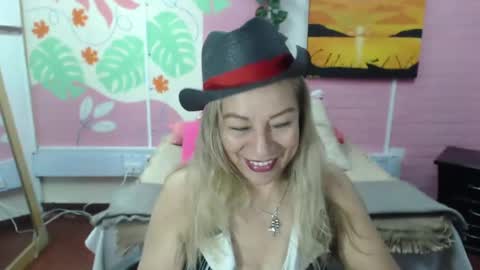 Snapshot of desire_latin chatting on January 22, 4:23 pm VALERIA online show from January 22, 4:23 pm