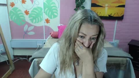 Snapshot of desire_latin chatting on February 6, 9:06 pm VALERIA online show from February 6, 9:06 pm