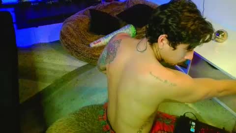 Snapshot of dickdamian_ chatting on December 16, 7:04 am Damin online show from December 16, 7:04 am