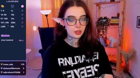 dixipixi_ online show from February 9, 11:58 am