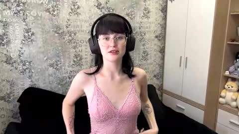 Snapshot of dodiebabikian chatting on September 15, 12:28 pm Annie PVT IS OPEN online show from September 15, 12:28 pm
