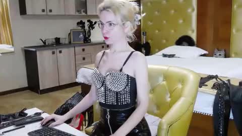 Snapshot of domcaprisse chatting on February 11, 11:09 am domcaprisse online show from February 11, 11:09 am