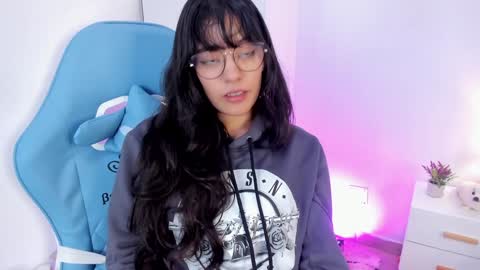 Snapshot of dream_vibes chatting on January 7, 11:03 pm Alina online show from January 7, 11:03 pm