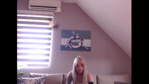 Snapshot of dreamcatcherfantasy chatting on March 10, 11:01 am A girl online show from March 10, 11:01 am