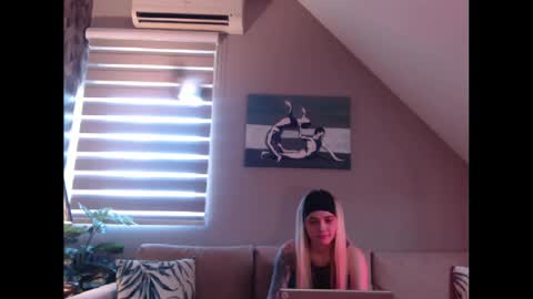 Snapshot of dreamcatcherfantasy chatting on February 21, 8:07 am A girl online show from February 21, 8:07 am