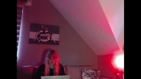 Snapshot of dreamcatcherfantasy chatting on December 3, 8:00 am A girl online show from December 3, 8:00 am