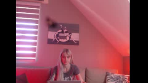 Snapshot of dreamcatcherfantasy chatting on September 22, 7:12 am A girl online show from September 22, 7:12 am