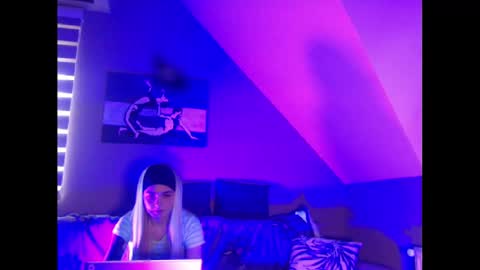 Snapshot of dreamcatcherfantasy chatting on January 28, 10:44 am A girl online show from January 28, 10:44 am