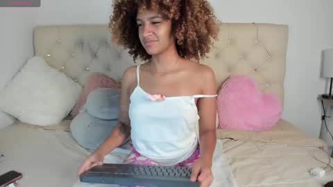 Snapshot of ebonygoddes03 chatting on December 25, 6:09 pm Queen Ebony online show from December 25, 6:09 pm