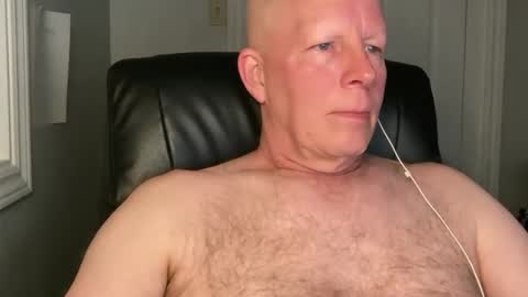 Snapshot of eddygl1968 chatting on December 14, 3:28 am Eddy online show from December 14, 3:28 am