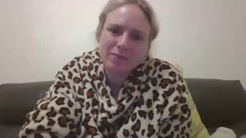 Snapshot of electric_lacey2 chatting on September 21, 9:52 pm electric_lacey2 online show from September 21, 9:52 pm