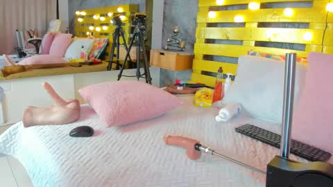 Snapshot of elena_mature chatting on February 15, 10:21 pm Elena online show from February 15, 10:21 pm