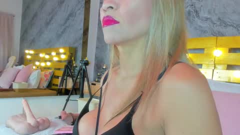 Snapshot of elena_mature chatting on February 13, 7:10 pm Elena online show from February 13, 7:10 pm