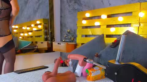 Snapshot of elena_mature chatting on February 27, 7:26 pm Elena online show from February 27, 7:26 pm