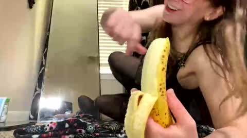 Snapshot of elenore_hoesevelt chatting on September 11, 4:52 pm Elenore Hoesevelt online show from September 11, 4:52 pm