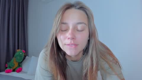 Snapshot of eleonora_linn_ chatting on February 4, 8:35 am Eleonora online show from February 4, 8:35 am