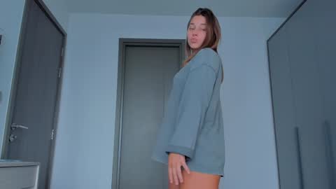 Snapshot of eleonora_linn_ chatting on February 6, 4:21 am Eleonora online show from February 6, 4:21 am