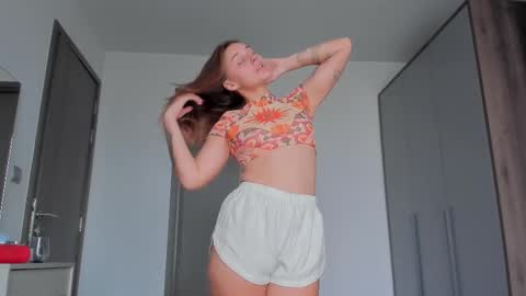 Snapshot of eleonora_linn_ chatting on March 9, 8:51 am Eleonora online show from March 9, 8:51 am