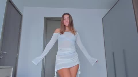 Snapshot of eleonora_linn_ chatting on February 14, 5:19 am Eleonora online show from February 14, 5:19 am