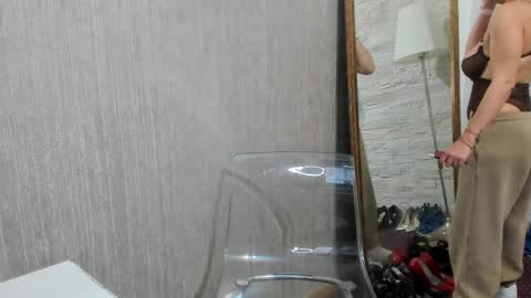 Snapshot of elisabaxter chatting on March 3, 5:53 am Maria online show from March 3, 5:53 am