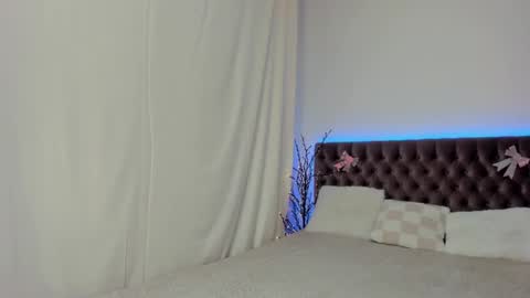 Ella Mayers online show from March 6, 9:42 pm