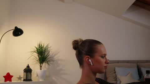 Snapshot of ella_twinkle chatting on February 9, 10:21 pm Ella online show from February 9, 10:21 pm