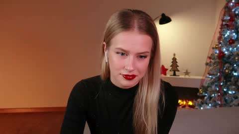 Snapshot of ella_twinkle chatting on January 2, 8:46 pm Ella online show from January 2, 8:46 pm