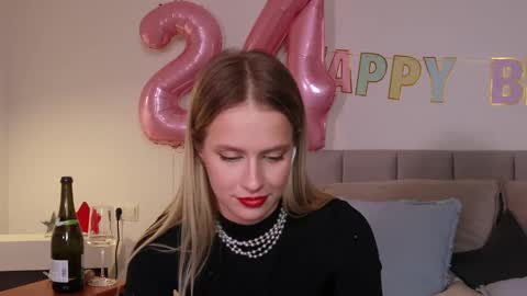 Snapshot of ella_twinkle chatting on March 1, 10:42 pm Ella online show from March 1, 10:42 pm