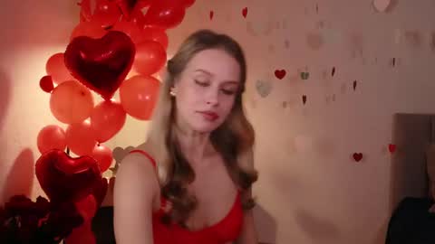 Snapshot of ella_twinkle chatting on February 14, 7:33 pm Ella online show from February 14, 7:33 pm