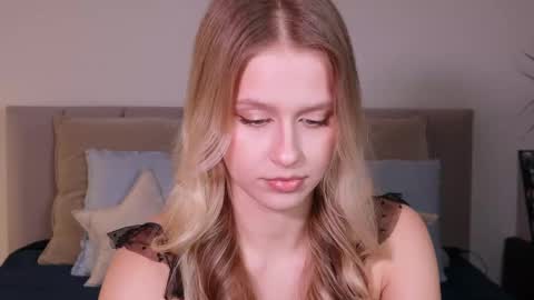 Snapshot of ella_twinkle chatting on February 22, 7:36 pm Ella online show from February 22, 7:36 pm