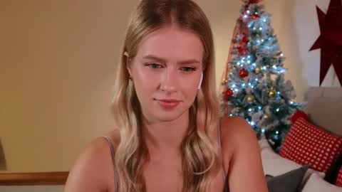 Snapshot of ella_twinkle chatting on December 22, 7:52 pm Ella online show from December 22, 7:52 pm