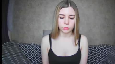 Snapshot of ellanuar chatting on December 4, 7:11 am EllaNuar online show from December 4, 7:11 am