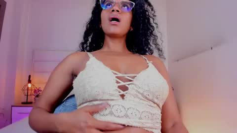 Snapshot of ellie_alves chatting on March 7, 6:33 pm Ellie online show from March 7, 6:33 pm