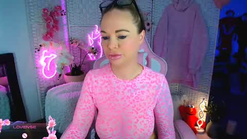 EllieKarr online show from January 17, 1:04 am