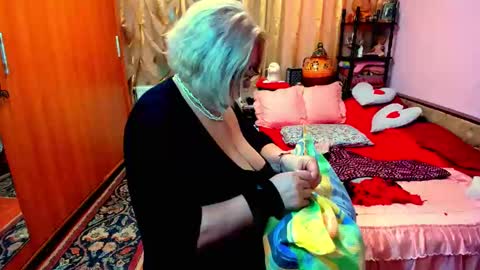 Snapshot of ellyhot53 chatting on March 4, 3:26 pm ellyhot53 online show from March 4, 3:26 pm