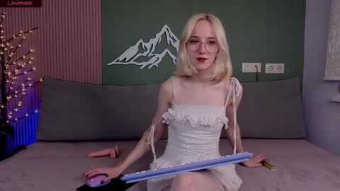 Snapshot of emacalim_ chatting on September 12, 12:07 pm Emma online show from September 12, 12:07 pm