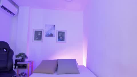 Snapshot of emelie_89 chatting on February 11, 12:15 pm emelie_89 online show from February 11, 12:15 pm