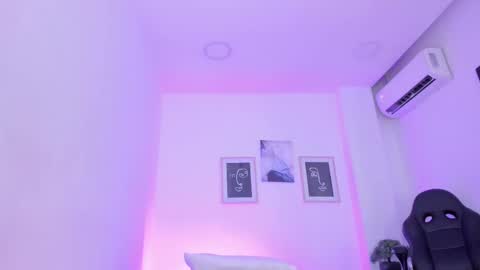 Snapshot of emelie_89 chatting on February 19, 3:27 pm emelie_89 online show from February 19, 3:27 pm