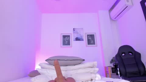 Snapshot of emelie_89 chatting on February 12, 2:43 pm emelie_89 online show from February 12, 2:43 pm