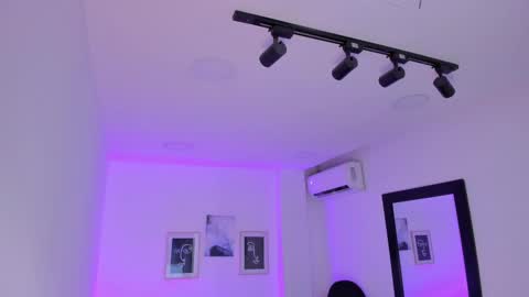 Snapshot of emelie_89 chatting on February 25, 5:51 pm emelie_89 online show from February 25, 5:51 pm